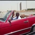 مقيم في دبي يتجول بسيارته المكشوة تحت أشعة الشمس الحارقة بالفيديو