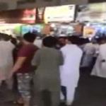 بالفيديو- مضاربة جماعية بالسكاكين في الرياض