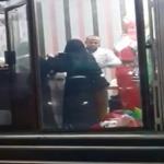 بالفيديو: فضيحة في السعودية ... خياط نسائي يأخذ قياسات زبونة سعودية