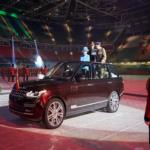 ملكة بريطانيا تسحر الناظرين بسيارتها الجديدة