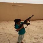 بالفيديو- “طفلة” سعودية كادت أن تقتل والدها برشاش ” كلاشنكوف"