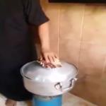 بالفيديو- سعودي يقوم بطهو طفله الرضيع