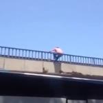 بالفيديو- شاب يحرق نفسه محاولاً الانتحار