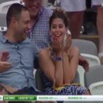 بالفيديو: لحظات محرجة لفتاة على الهواء