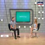 بالفيديو: مذيع يطلب يد حبيبته على الهواء