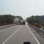 بالفيديو- سائق سيارة ينجو من الموت بأعجوبة