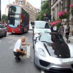 بالفيديو- سعودي يدفع الملايين لغسل سيارته وسط شارع لندن!