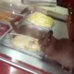 بالفيديو: فضيحة في أحد المطاعم الشهيرة بالسعودية!