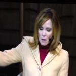 بالفيديو- مذيعة تتعرض لموقف محرج على الهواء