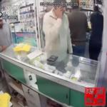 بالفيديو- إماراتي يسرق رزمة نقود من محل لبيع الهواتف