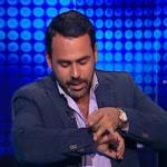 بالفيديو- موقف محرج لمذيع بسبب "أحمر شفايف بالقميص"