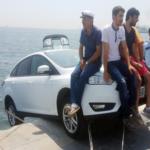 بالفيديو: مارّة ينقذون سيارة من السقوط بطريقة مضحكة