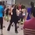 بالفيديو.. سعودي يقلد فتيات يؤدين رقصة جماعية بطريقة مضحكة