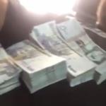 فيديو: سعودي يغطي جسده برزم أموال من فئة 500 ريال!