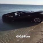 بالفيديو شباب يخرجون سيارة كويتي غارقة تماماً في البحر