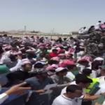 تدافع بين المواطنين للحصول على وظيفة بالمملكة .. فيديو