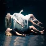 شاهد لحظة خروج روح من جسد سيّدة بعد مقتلها