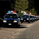 يسرق سيارة شرطة ويصوّر نفسه إغاظة لهم