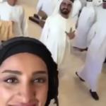 فتاة تصور سيلفي لنفسها .. شاهد من داعبها بظهوره في السيلفي