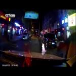 صدمتها السيارة وألقت بها على بعد مسافة .. فماذا حدث لها