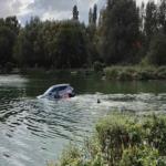 شاهد ثلاثة شجعان ينقذون رجلًا من الغرق داخل سيارته