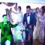 أغرب تقاليع حفلات الزفاف .. يرقص أمامها أثناء شربها للشيشة