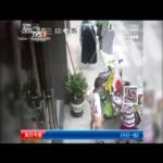 شاهد اللحظة المخيفة التي تحطم فيها الباب الزجاجي على رأس هذا الطفل
