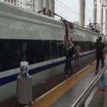 بالفيديو ... القطار يسحب يده فيضطر إلى الجري بجانبه