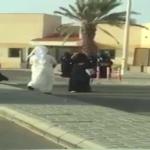 شاهد كيف احتفل بتخرجها في الشارع أمام الجميع
