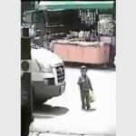 فيديو مزعج .. طفل يتم دهسه بالسيارة والسائق لم يلحظه إلا بعد فوات الأوان
