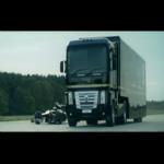 شاهد شاحنة ضخمة تقفز 83 قدمًا في الهواء فوق سيارة سباق