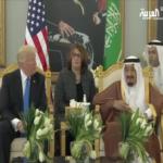 هكذا علّم الملك سلمان الرئيس ترامب كيفية هز فنجان القهوة