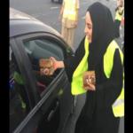 بالصور ... وزيرة الشباب الإماراتية توزع حلوى رمضانية في الشارع