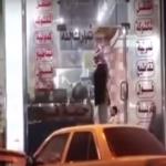 بالفيديو .. يشتري الفول بالصلاة على النبي