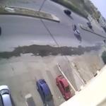 ظاهرة غريبة .. انزلاق السيارات في شارع بالرياض