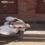 كيف تلقى هذا المتسول صفعة الرياح له .. شاهد الفيديو