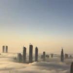 شاهد الضباب خلف ولي عهد دبي .. من فوق ناطحات السحاب بالمدينة