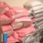 فيديو مزعج .. تقطيع اللحوم على السجاد في أحد المطاعم