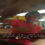 شاهد طفل متسول يطلب الصدقة بالعنف