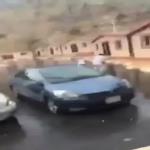 شاهد شابين تصيبهما صاعقة رعدية بالفزع