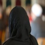 يسحب الحجاب عن رأس طفلة ويتسبب في إصابة عينها