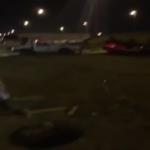 بالفيديو: انقلاب سيارة بسبب حفرة وسط الشارع