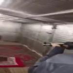لا تجرب هذا بنفسك .. يستخدم الرشاش لإشعال الحطب