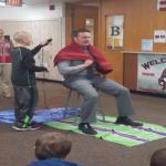 كيف رد مدير المدرسة الاعتبار لهذا الطفل بحلاقة شعره في المدرسة .. فيديو