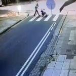 أم تنقذ حياة طفلها قبل أن تتعرض للدهس .. فيديو