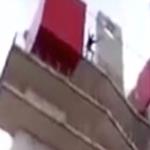 شاهد بالفيديو .. رجل العنكبوت الإطفاء