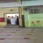 شاهد ماذا فعل المعلم لهذا الطفل فلاقى الاستحسان