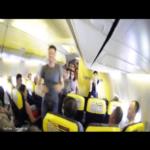 ما هي أفضل طريقة لتمضية ساعات السفر الطويل .. شاهد الفيديو لتعرف ذلك
