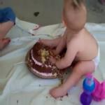 شاهد رد فعل هذه الصغيرة الظريفة عند تناولها كعكة الشوكولاتة للمرة الأولى
