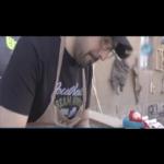 لم يكتف بوظيفته ذات الراتب العال وافتتح مشروع القهوة .. فيديو